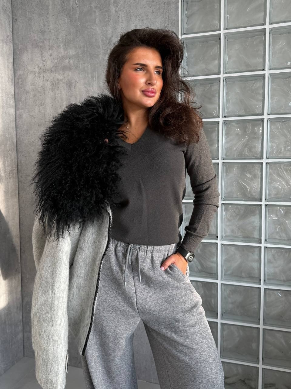 костюм серый,костюм трикотажный,костюм вязаный брючный,вязаный костюм,костюм с брюками