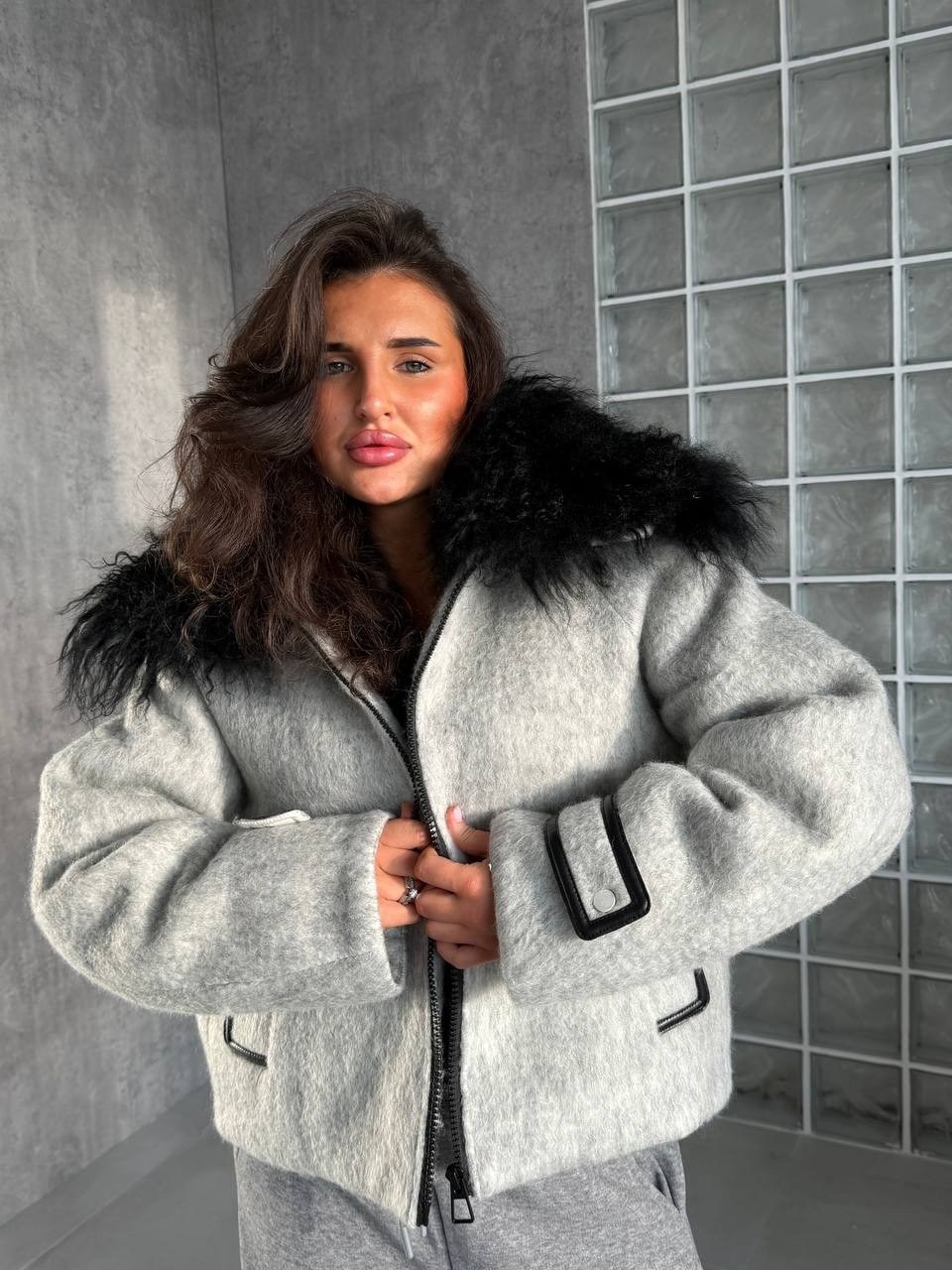 костюм серый,костюм трикотажный,костюм вязаный брючный,вязаный костюм,костюм с брюками