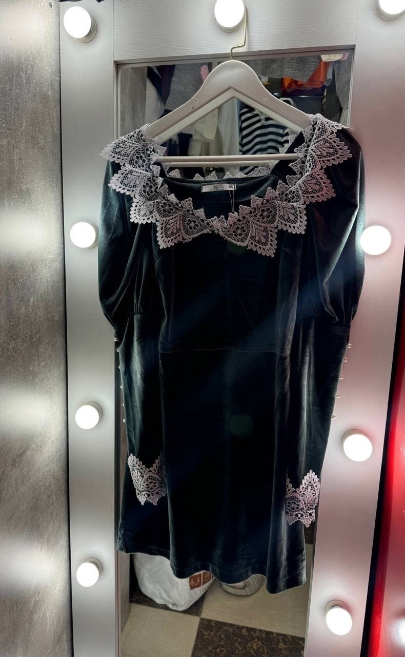 платье,короткие вечерние платья с открытыми плечами,платье с белым кружевом,строгие платья,платье с кружевами