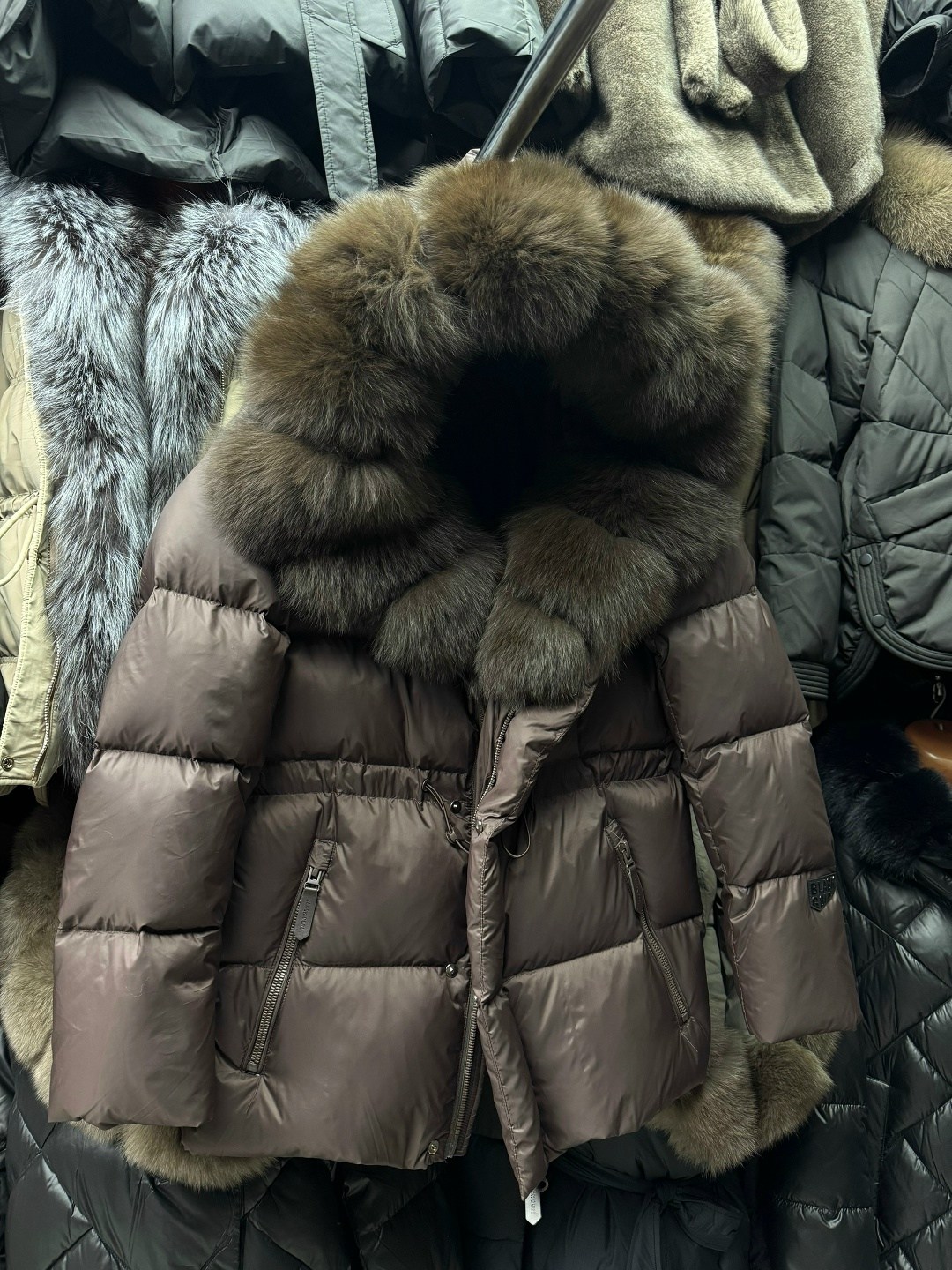 пуховики с мехом,пуховики с натуральным мехом,куртка пуховик с натуральным мехом,куртка с мехом,пуховик женский