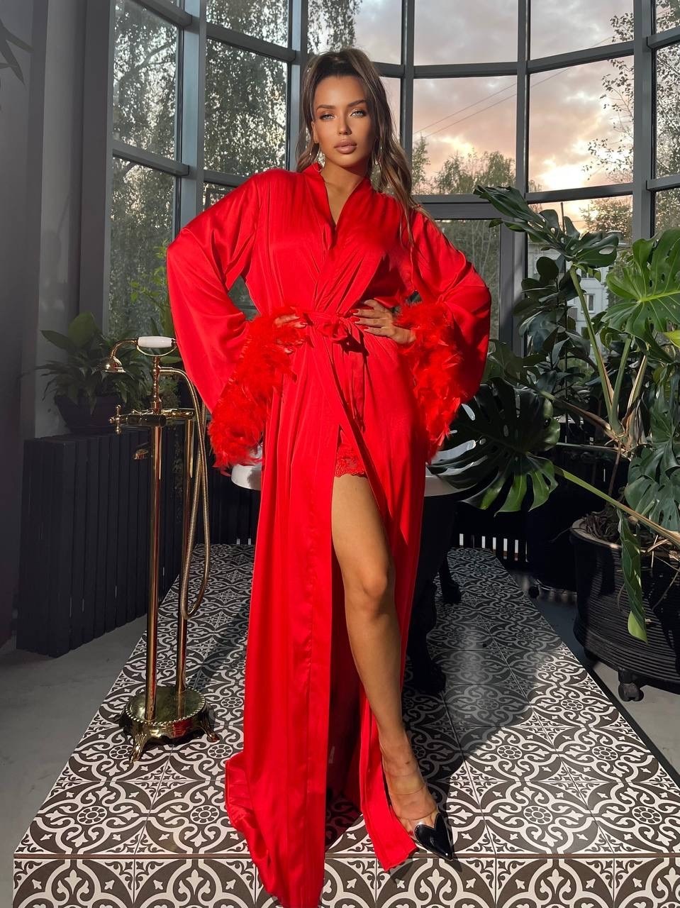 халат с перьями,шелковый халат с перьями,длинный халат с перьями,халат шелковый женский,пеньюар с перьями