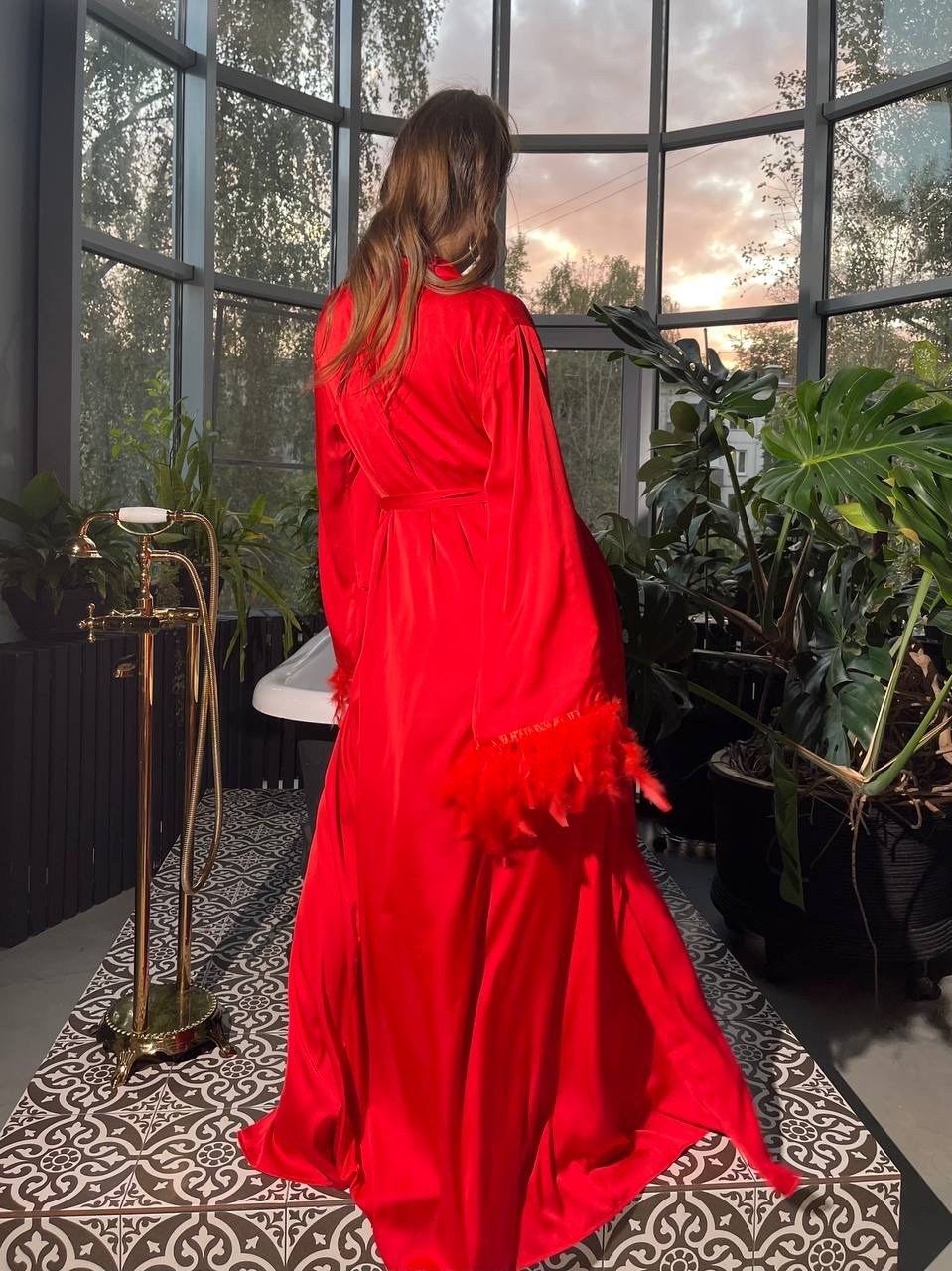 халат с перьями,шелковый халат с перьями,длинный халат с перьями,халат шелковый женский,пеньюар с перьями