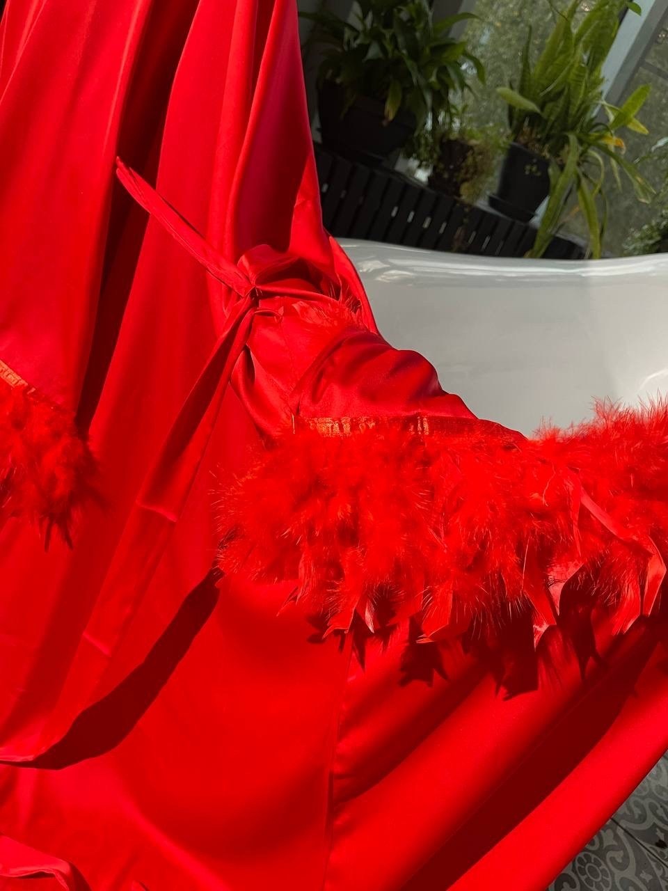 халат с перьями,шелковый халат с перьями,длинный халат с перьями,халат шелковый женский,пеньюар с перьями