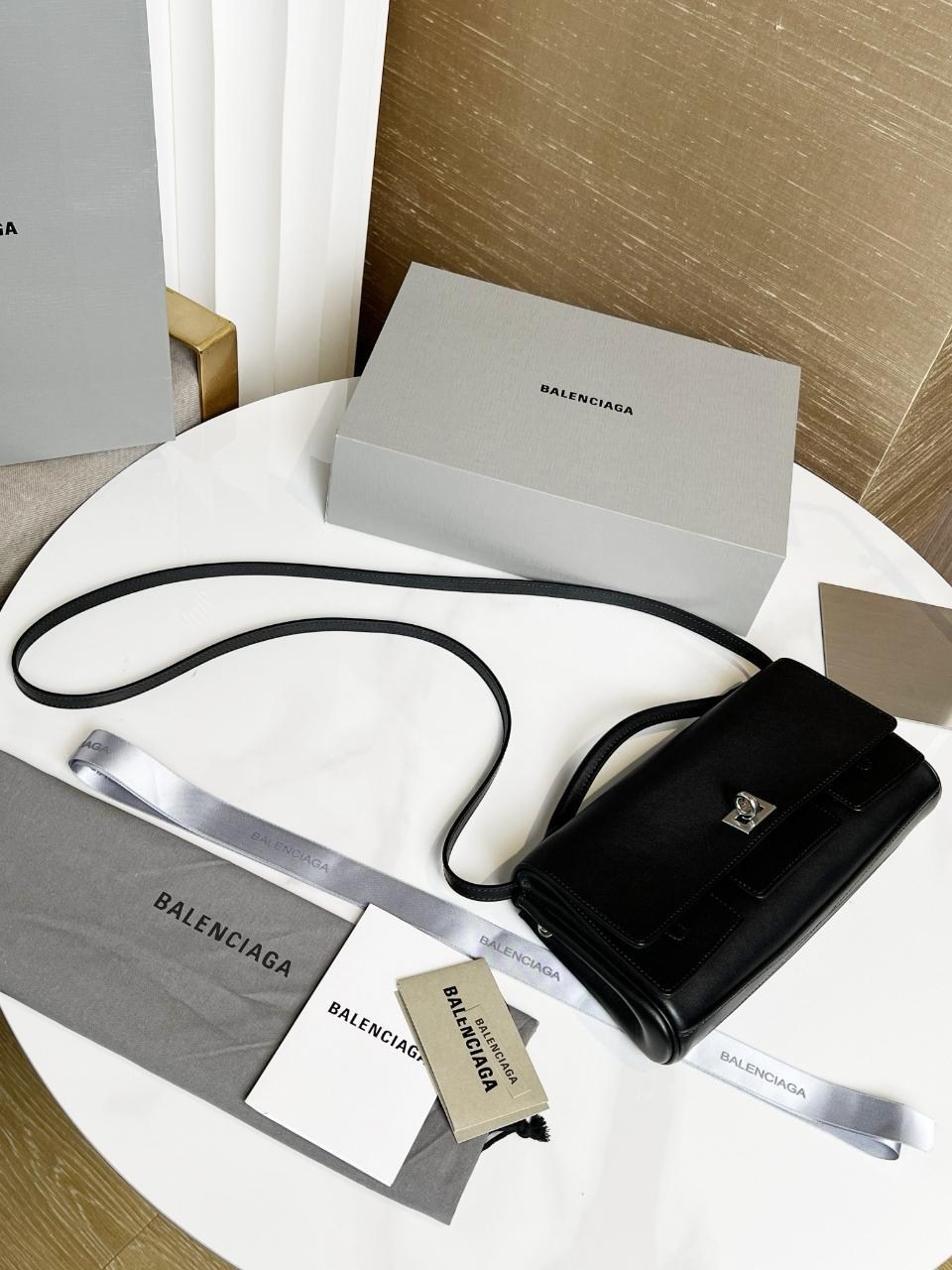 сумка balenciaga,сумка женская balenciaga,черная женская кожаная сумка balenciaga,balenciaga сумка на плечо,balenciaga balenciaga