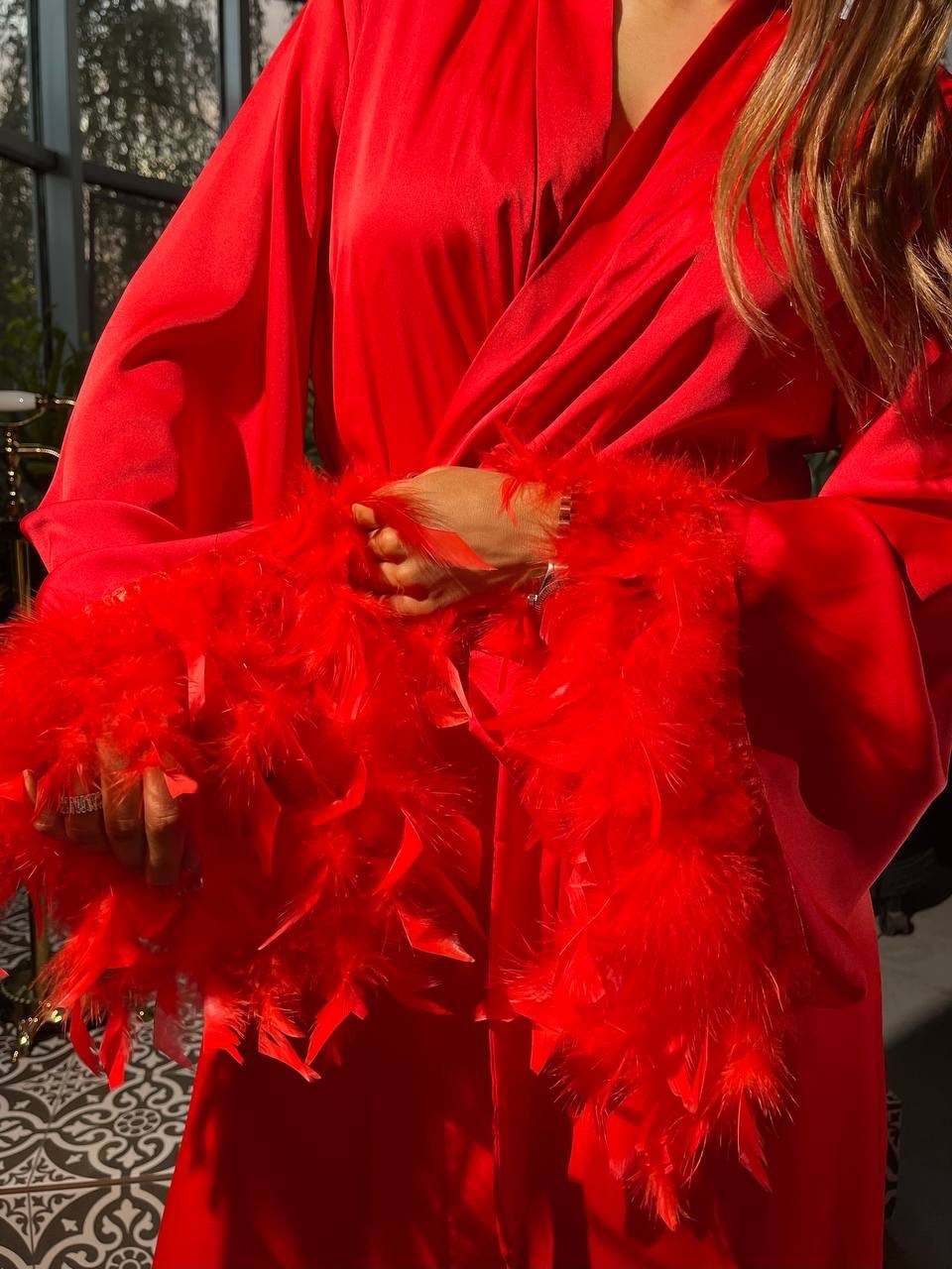 халат с перьями,шелковый халат с перьями,длинный халат с перьями,халат шелковый женский,пеньюар с перьями
