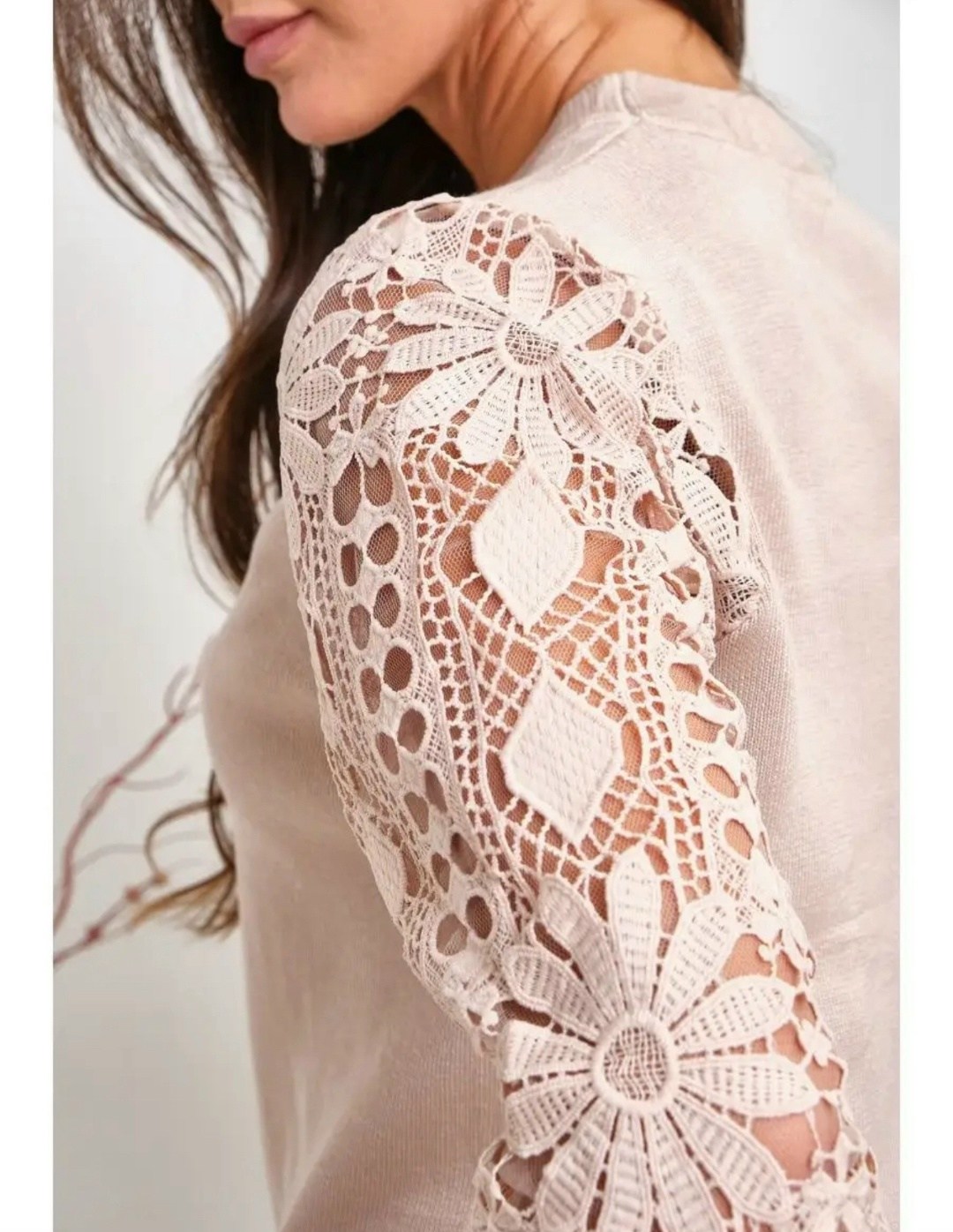 джемпер с кружевом,кофта с кружевами,джемпер бежевый,джемпер с ажурными рукавами,кружевная кофта