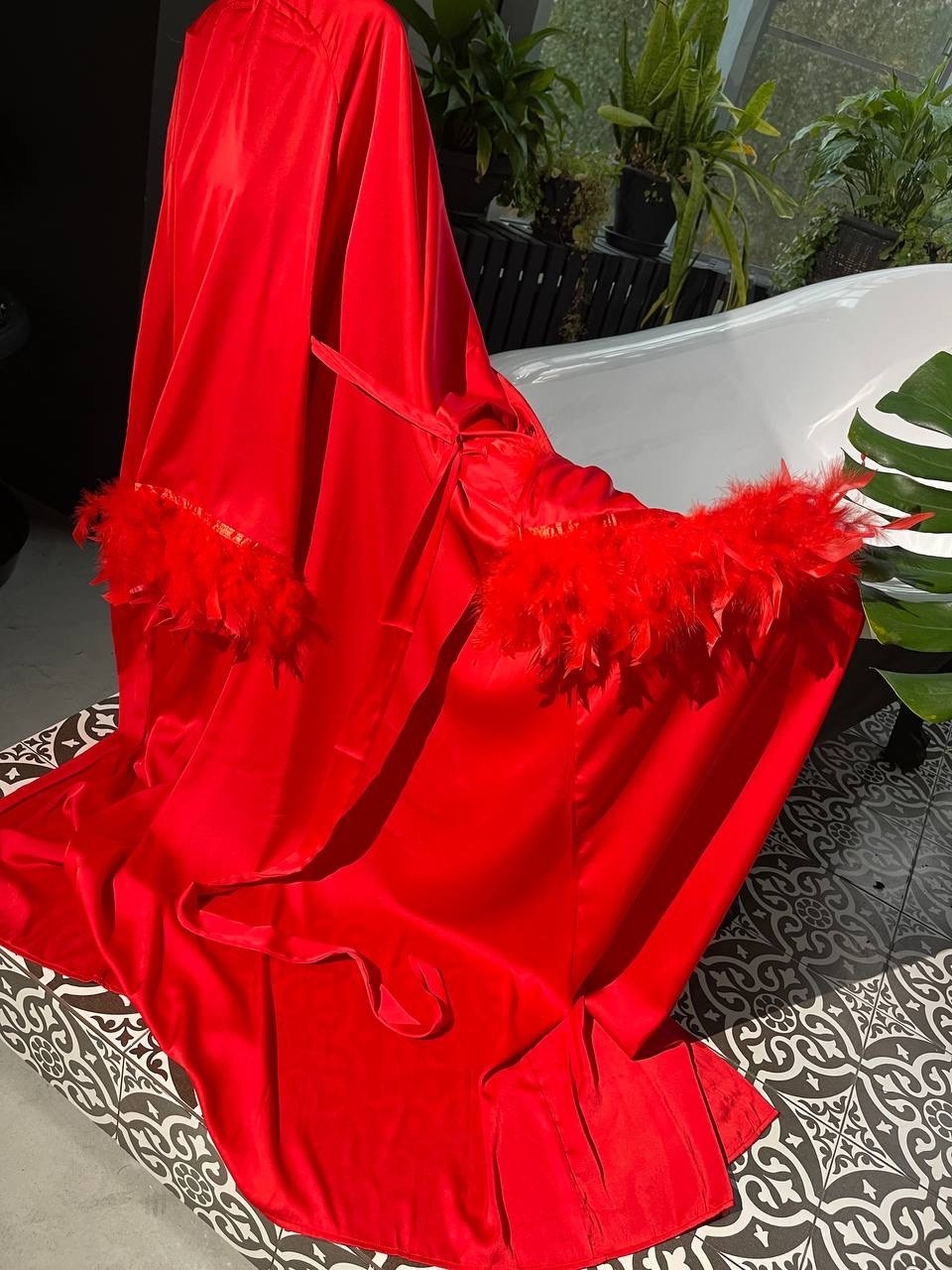 халат с перьями,шелковый халат с перьями,длинный халат с перьями,халат шелковый женский,пеньюар с перьями