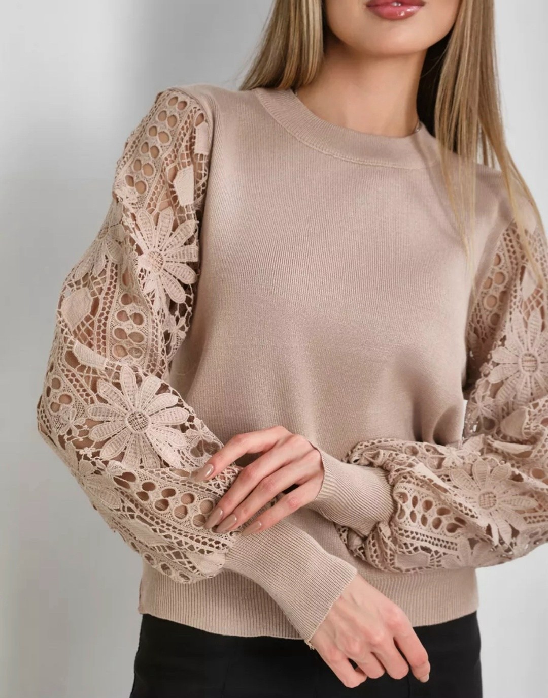 джемпер с кружевом,кофта с кружевами,джемпер бежевый,джемпер с ажурными рукавами,кружевная кофта