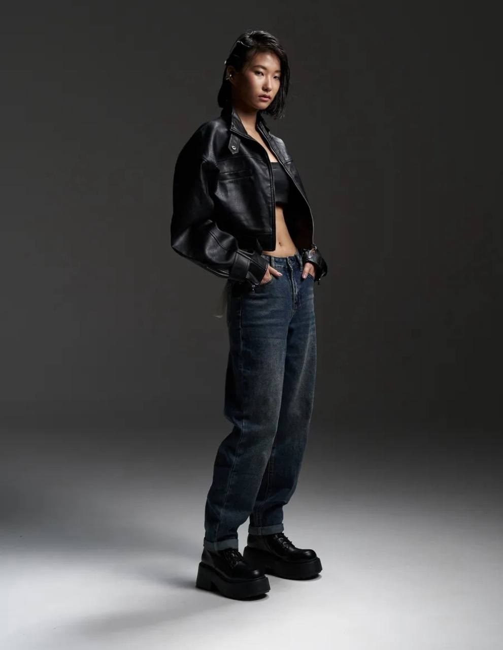 женские джинсы,джинсы широкие,кожаная куртка,прямые джинсы,куртка косуха