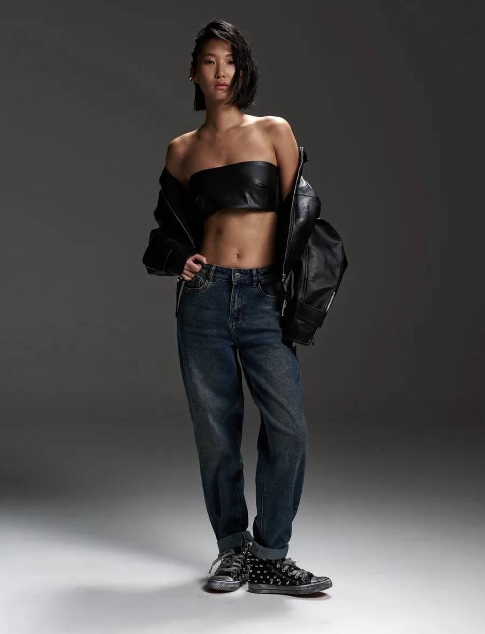 женские джинсы,джинсы широкие,кожаная куртка,прямые джинсы,куртка косуха