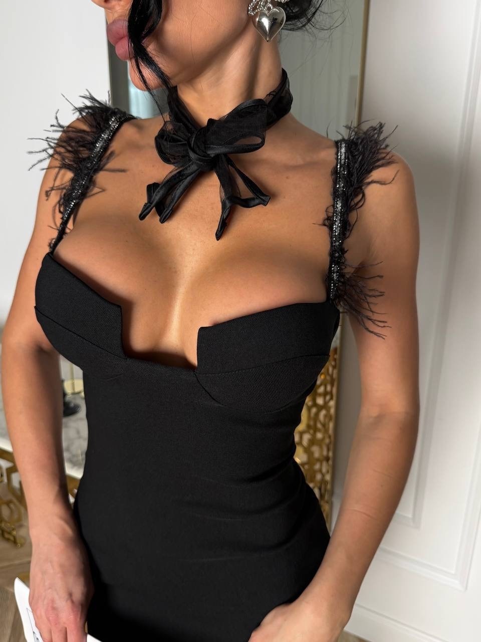 платье с перьями,платья с перьями вечернее,облегающее платье,короткие платье,платье черное