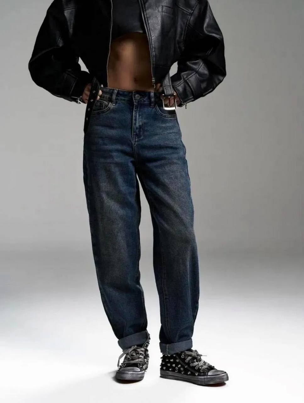 женские джинсы,джинсы широкие,кожаная куртка,прямые джинсы,куртка косуха