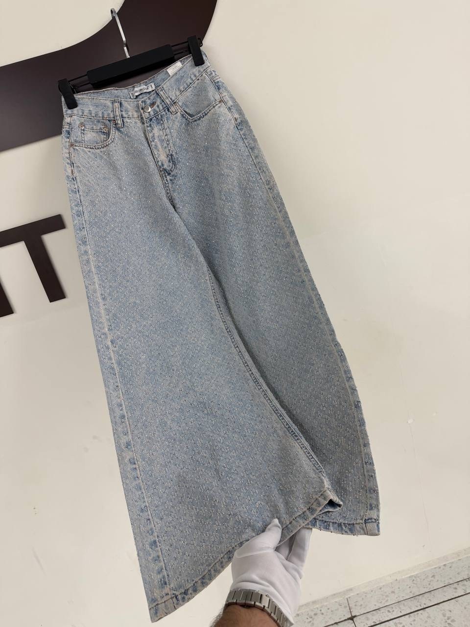 широкие джинсы,широкие джинсы женские,джинсы женские,джинсы с широкими штанинами,женские джинсовые брюки с широкими штанинами