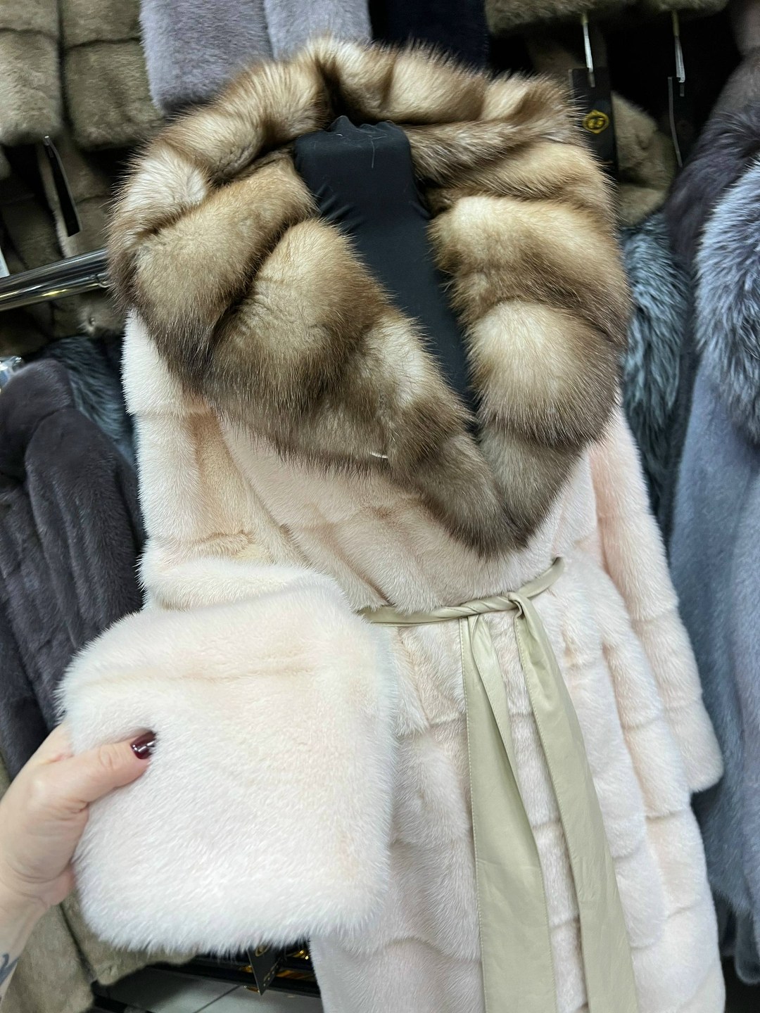 норковые шубы,шуба норковая nafa с капюшоном из соболя,шуба норковая с капюшоном из куницы 75 см,норка шуба,шуба норковая с капюшоном