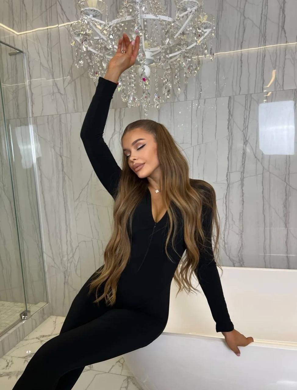 девушка,женские комбинезоны,стильные костюмы,женские костюмы,спортивные женские костюмы