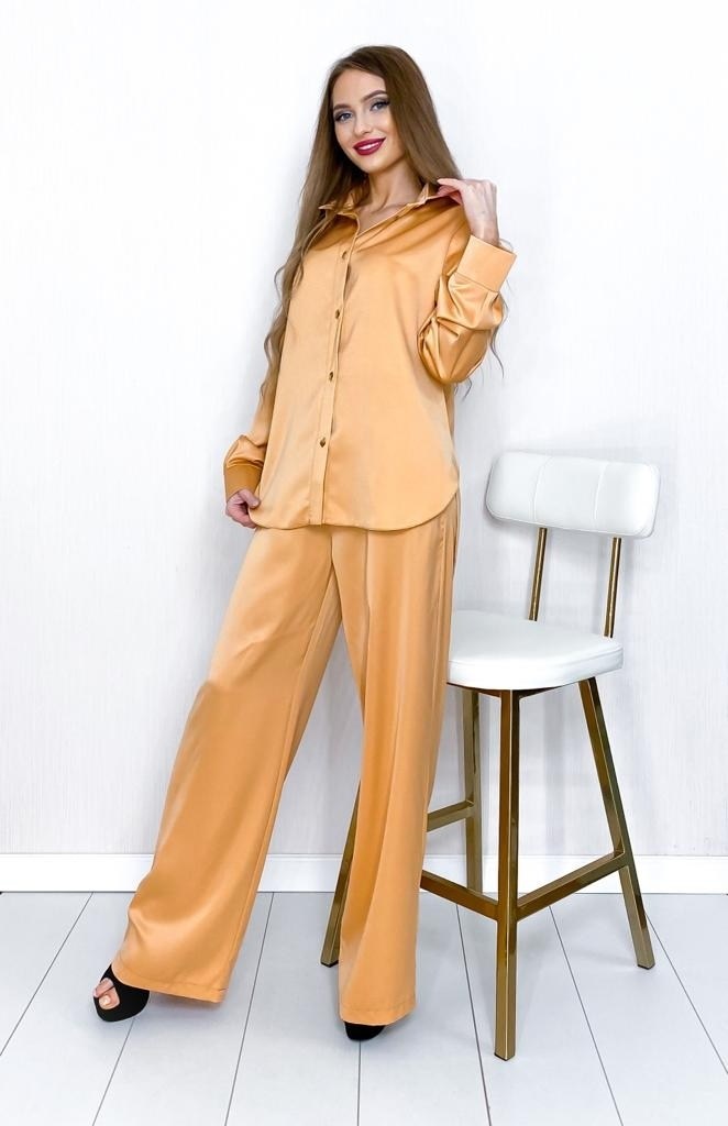 брючный костюм в пижамном стиле,шелковый костюм двойка,шелковый костюм,костюм в пижамном стиле,брючный костюм цвета фуксии