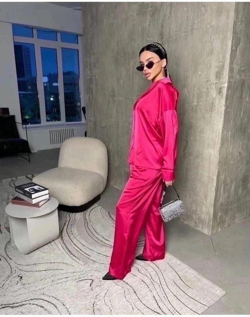 брючный костюм в пижамном стиле,шелковый костюм двойка,шелковый костюм,костюм в пижамном стиле,брючный костюм цвета фуксии