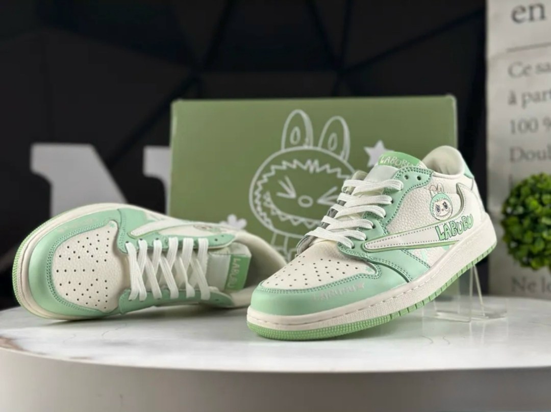 кроссовки,женские кроссовки,,спортивная ,модные кроссовки