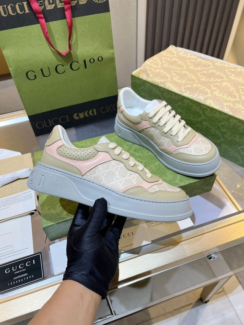 кроссовки женские gucci,кроссовки гуччи женские белые,гуччи кроссовки женские белые с зеленым,кроссовки gucci,кроссовки гуччи белые