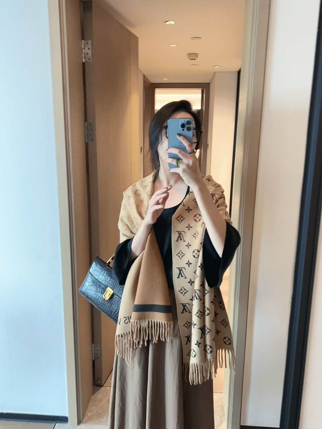 палантин луи виттон,ткань луи виттон,louis vuitton monogram,платок шелковый луи виттон,платок луи виттон