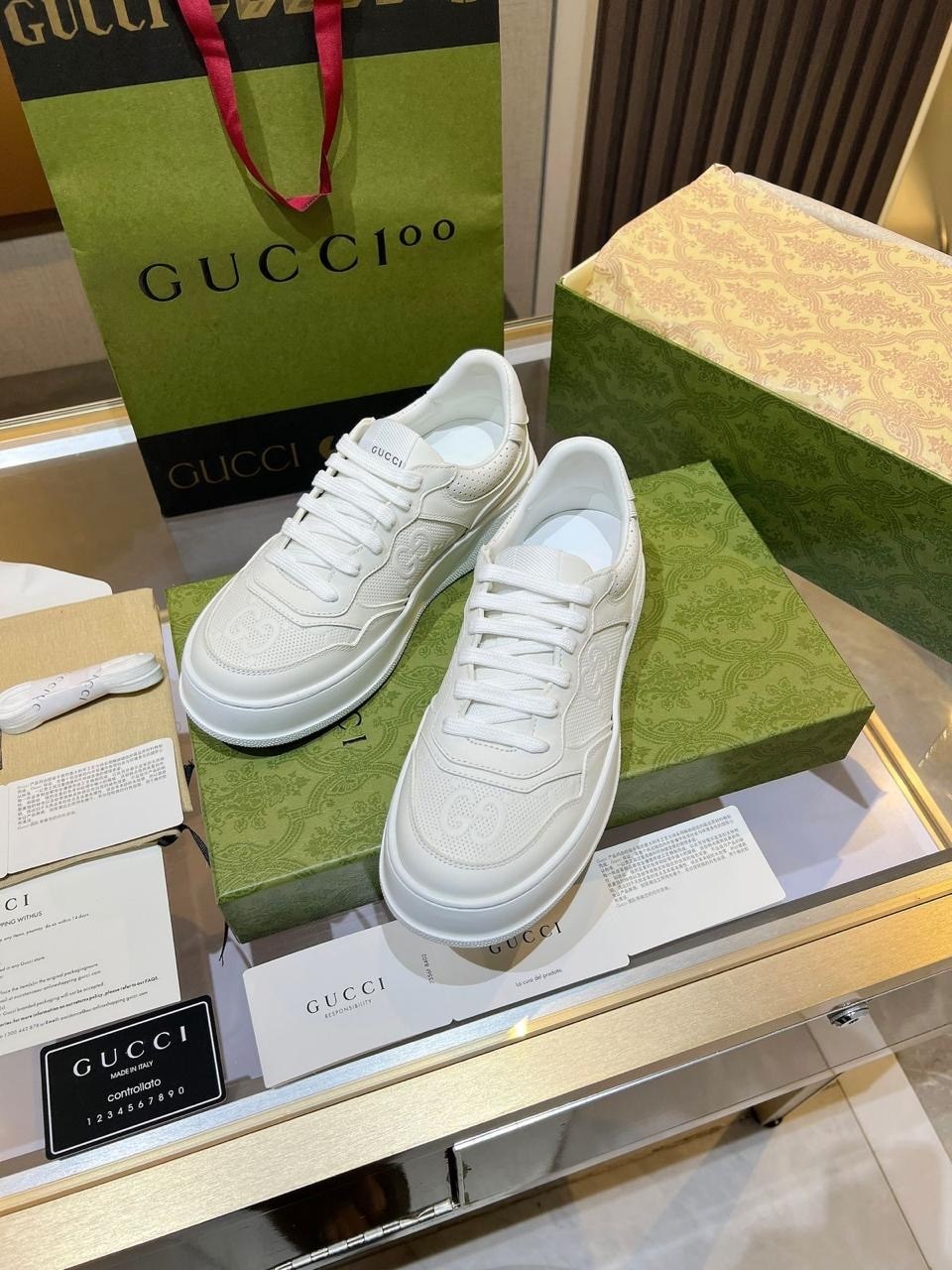 кроссовки женские gucci,кроссовки гуччи женские белые,гуччи кроссовки женские белые с зеленым,кроссовки gucci,кроссовки гуччи белые