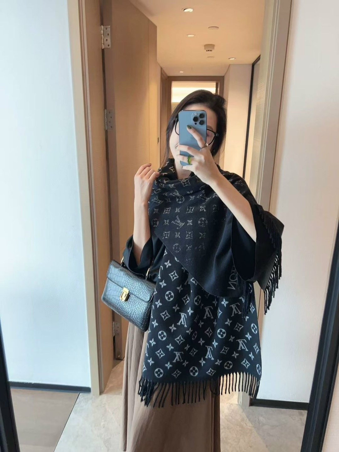 палантин луи виттон,ткань луи виттон,louis vuitton monogram,платок шелковый луи виттон,платок луи виттон