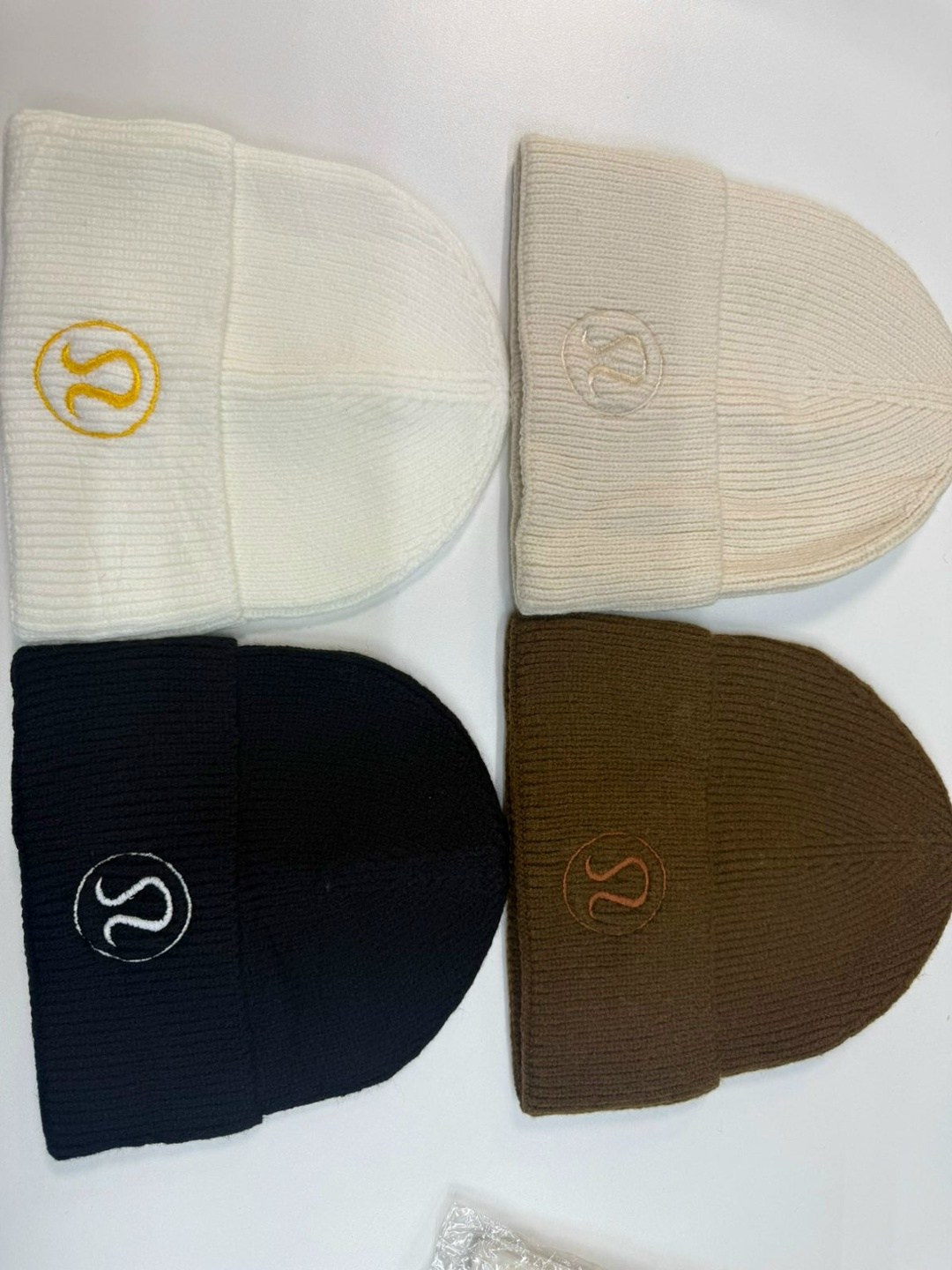 шапка miu miu,шапка celine,шапка бини,шапка модная,вязаная шапка