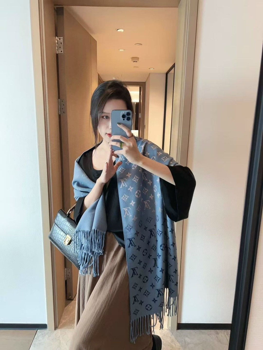 палантин луи виттон,ткань луи виттон,louis vuitton monogram,платок шелковый луи виттон,платок луи виттон