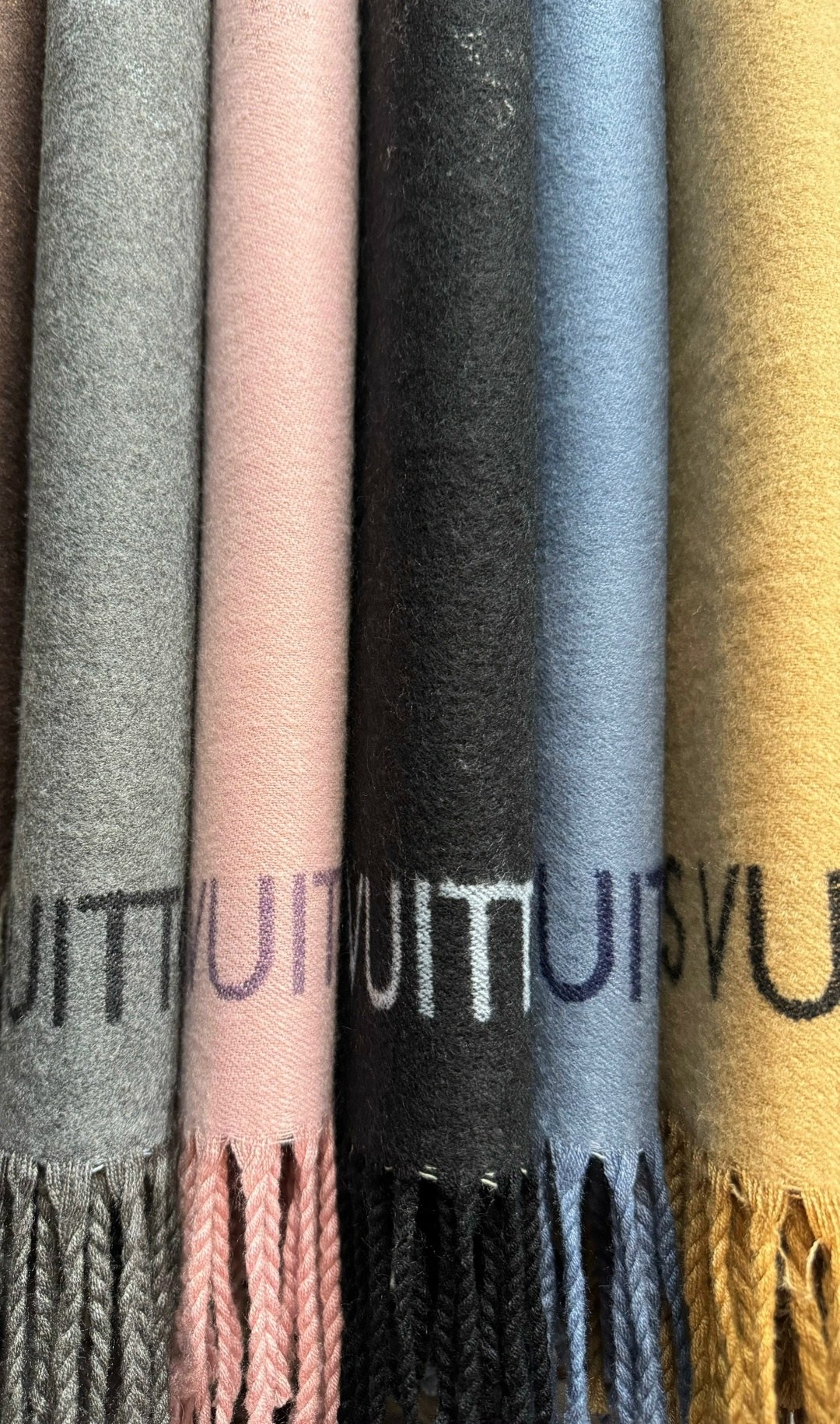 палантин луи виттон,ткань луи виттон,louis vuitton monogram,платок шелковый луи виттон,платок луи виттон