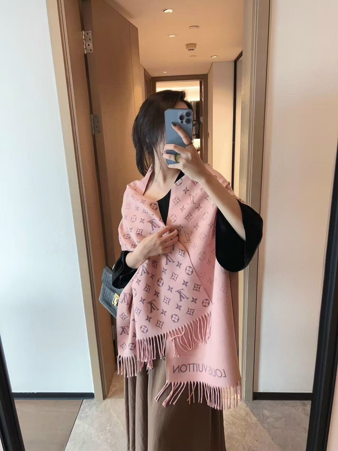 палантин луи виттон,ткань луи виттон,louis vuitton monogram,платок шелковый луи виттон,платок луи виттон