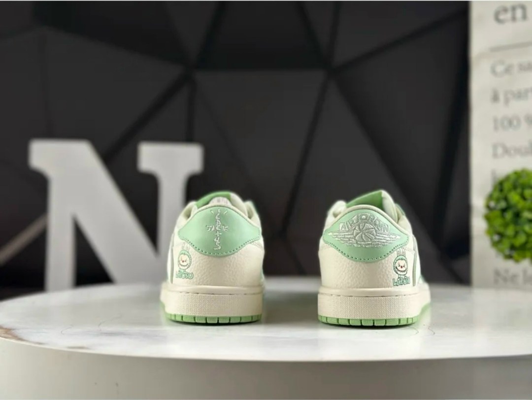 кроссовки,женские кроссовки,,спортивная ,модные кроссовки