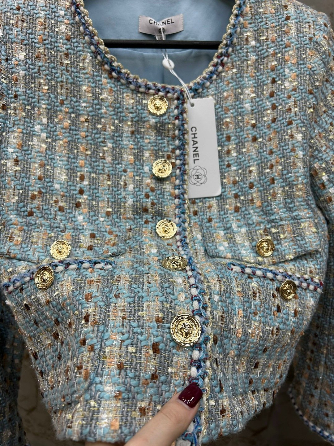 твидовый жакет шанель голубой,твидовый костюм голубой шанель,женский твидовый костюм,твидовый костюм,женский твидовый пиджак