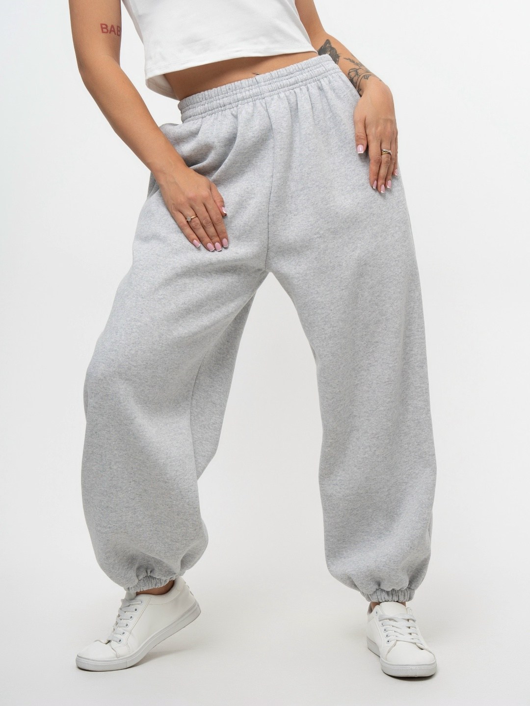 серые спортивные штаны,спортивные штаны джоггеры оверсайз,джоггеры оверсайз,спортивные брюки,спортивные штаны широкие