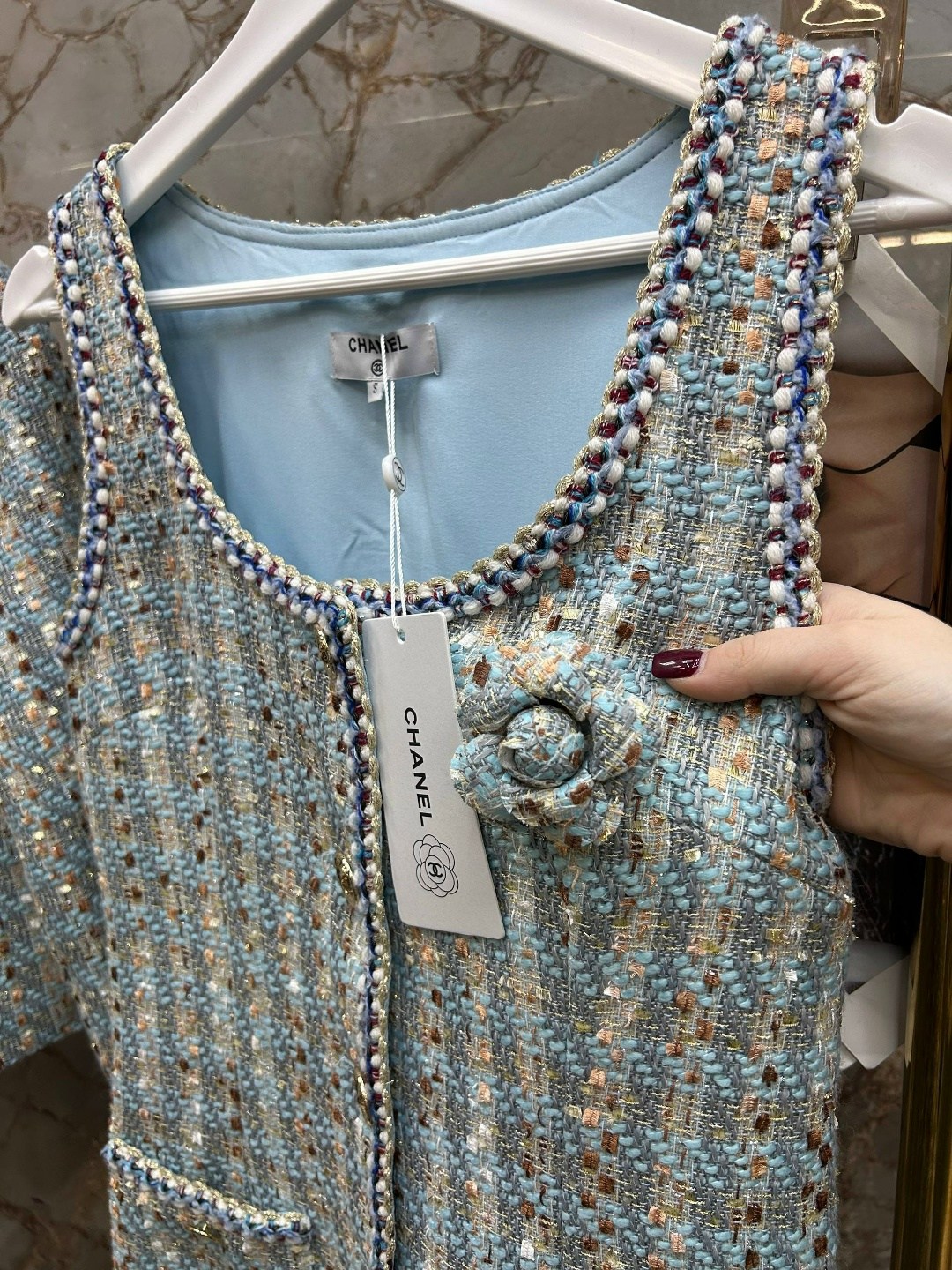 твидовый жакет шанель голубой,твидовый костюм голубой шанель,женский твидовый костюм,твидовый костюм,женский твидовый пиджак