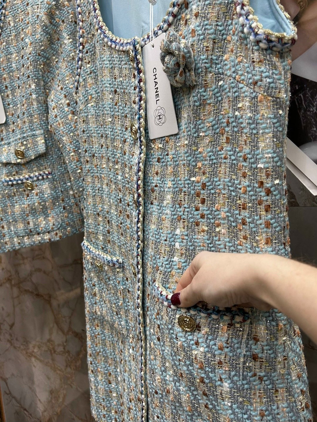 твидовый жакет шанель голубой,твидовый костюм голубой шанель,женский твидовый костюм,твидовый костюм,женский твидовый пиджак