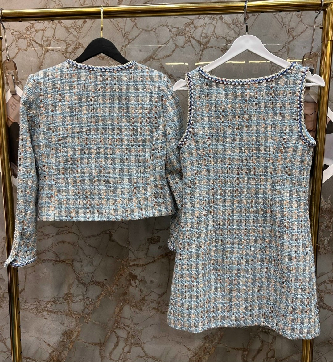 твидовый жакет шанель голубой,твидовый костюм голубой шанель,женский твидовый костюм,твидовый костюм,женский твидовый пиджак