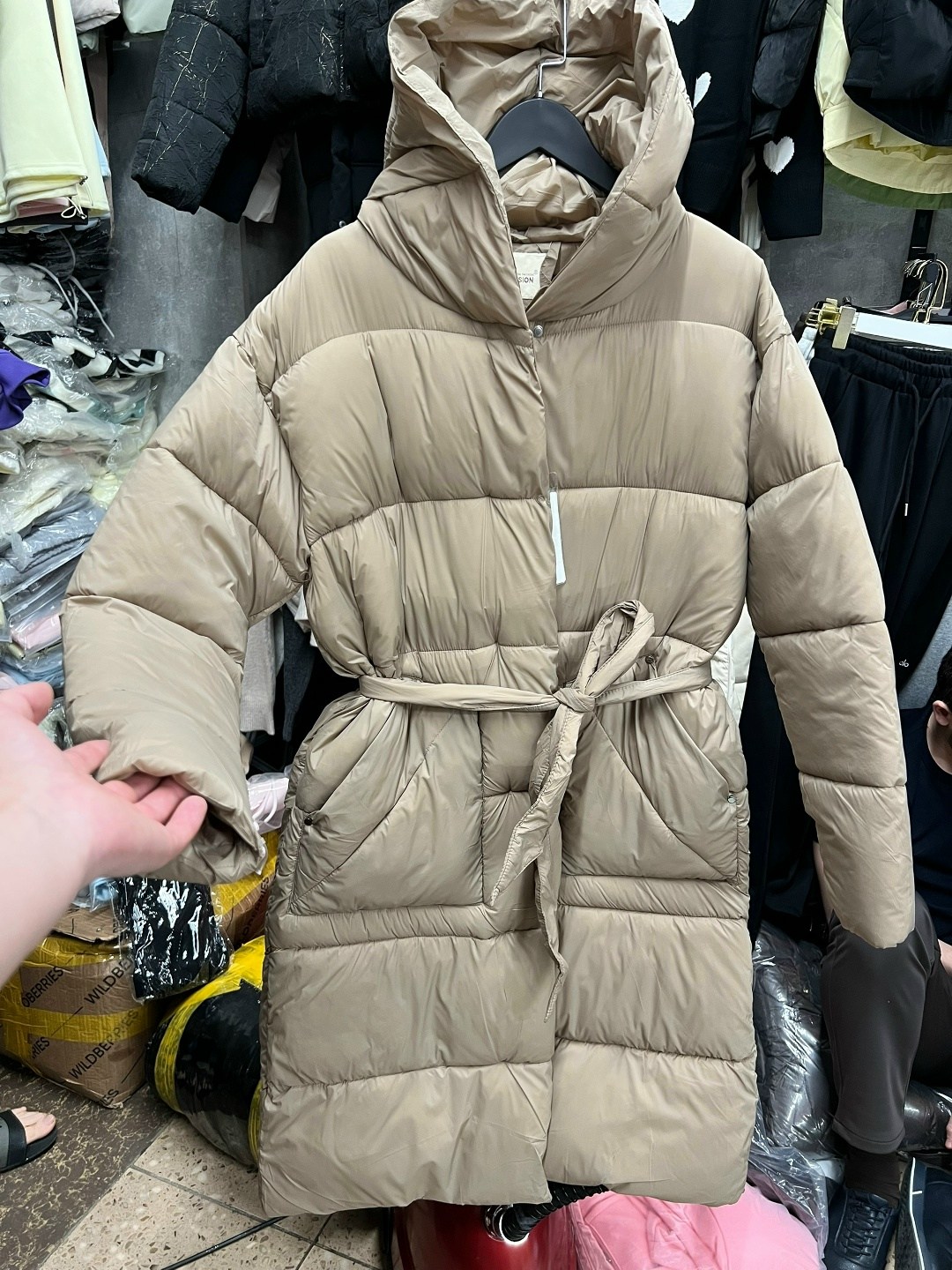 куртка зимняя женская,куртка женская бежевая,пуховик оверсайз с поясом,пуховик оверсайз,стильные пуховики