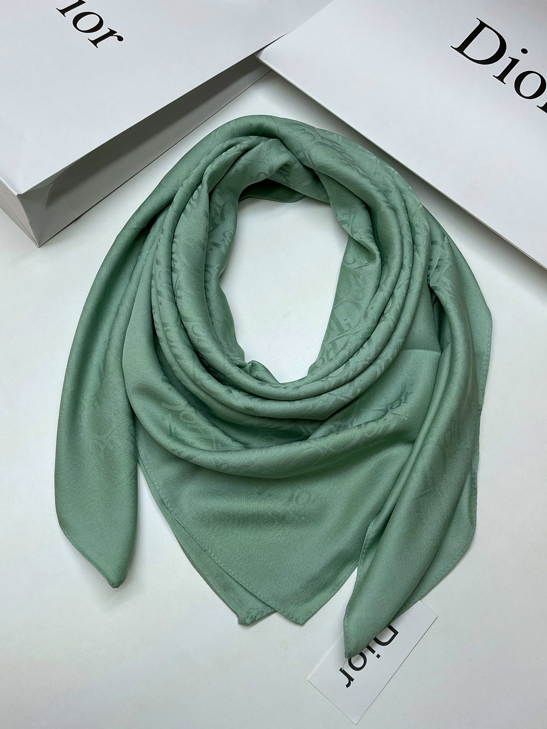 платок шелковый однотонный,брендовый платок,женский платок,шарф платок,платки шёлковы на шею