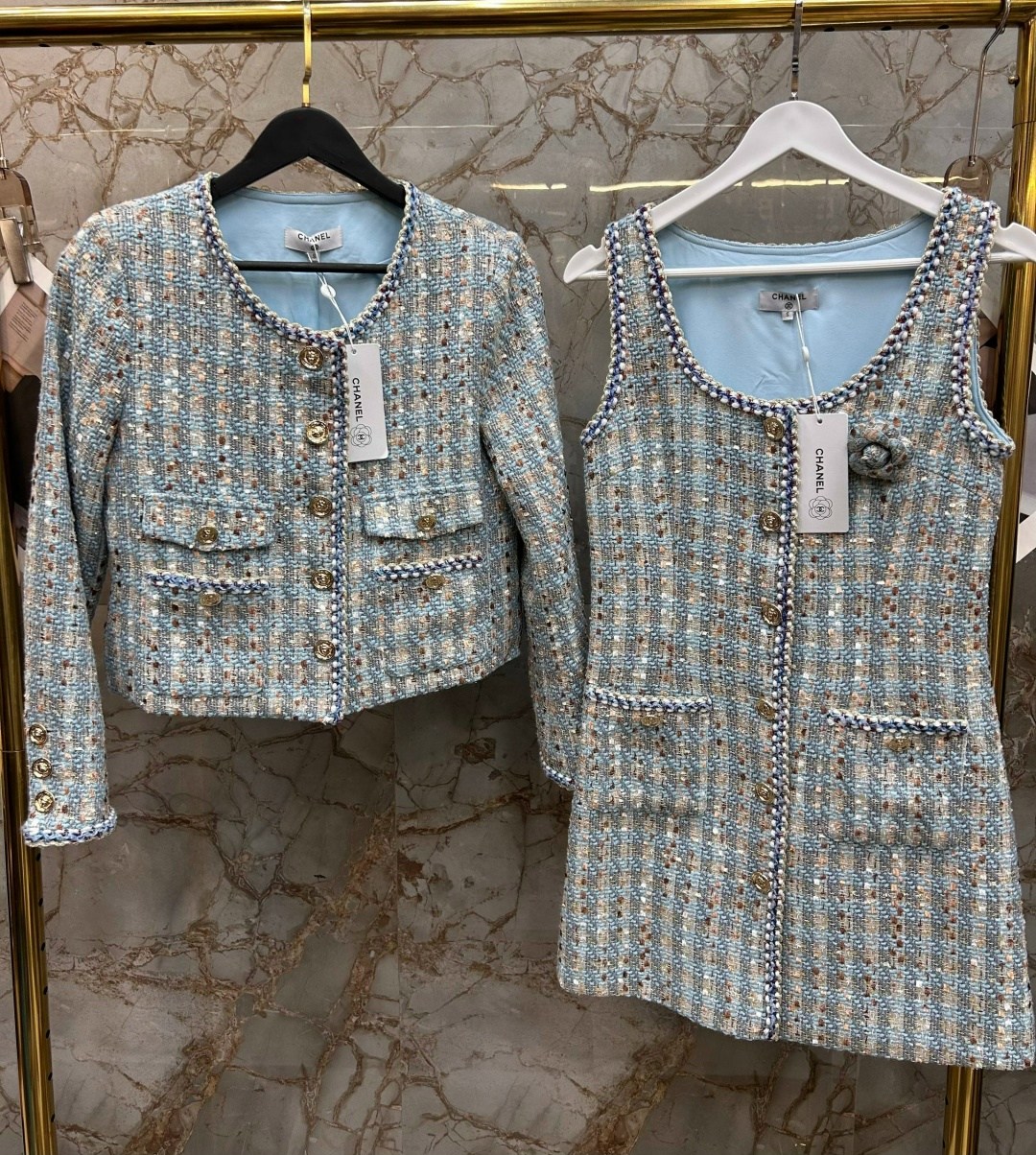 твидовый жакет шанель голубой,твидовый костюм голубой шанель,женский твидовый костюм,твидовый костюм,женский твидовый пиджак