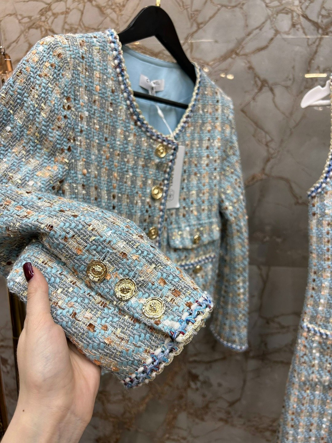 твидовый жакет шанель голубой,твидовый костюм голубой шанель,женский твидовый костюм,твидовый костюм,женский твидовый пиджак