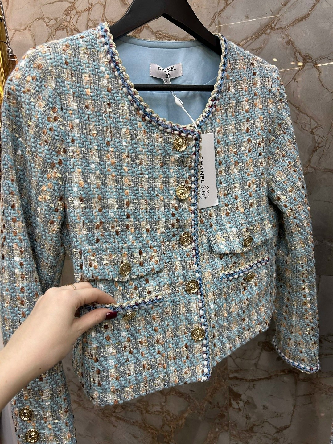 твидовый жакет шанель голубой,твидовый костюм голубой шанель,женский твидовый костюм,твидовый костюм,женский твидовый пиджак