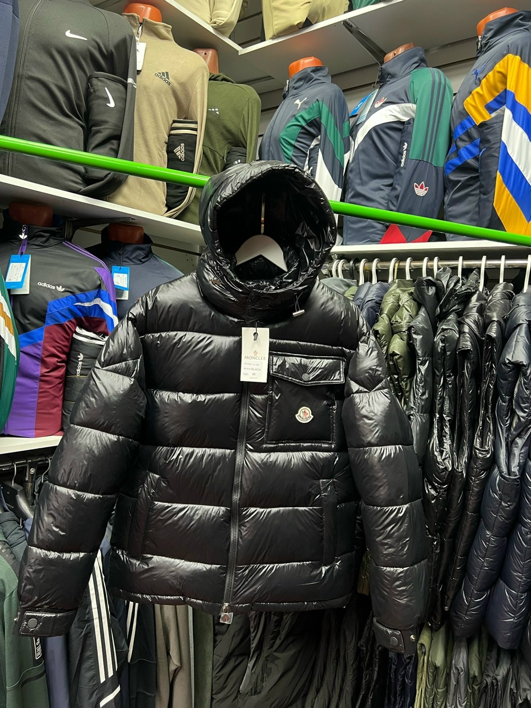 пуховик moncler мужской,moncler montbeliard,глянцевый пуховик монклер,куртка moncler зимняя,moncler пуховик