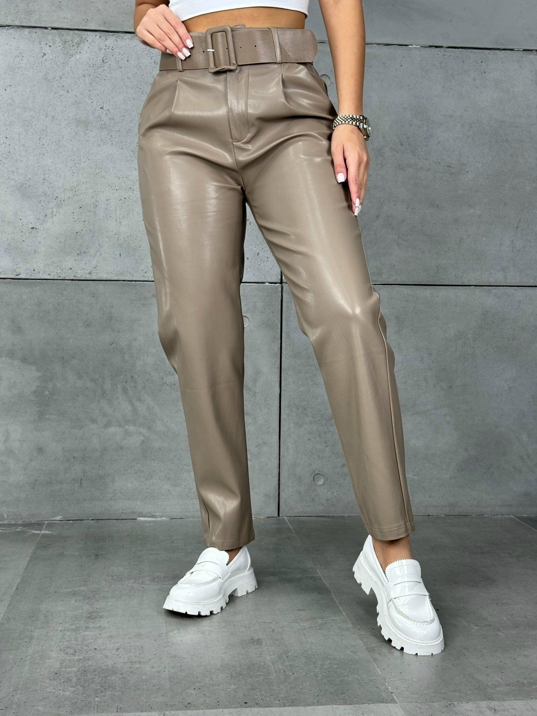 бежевые брюки из экокожи,брюки из экокожи женские бежевые,брюки из экокожи женские,брюки кожаные женские,укороченные брюки из экокожи