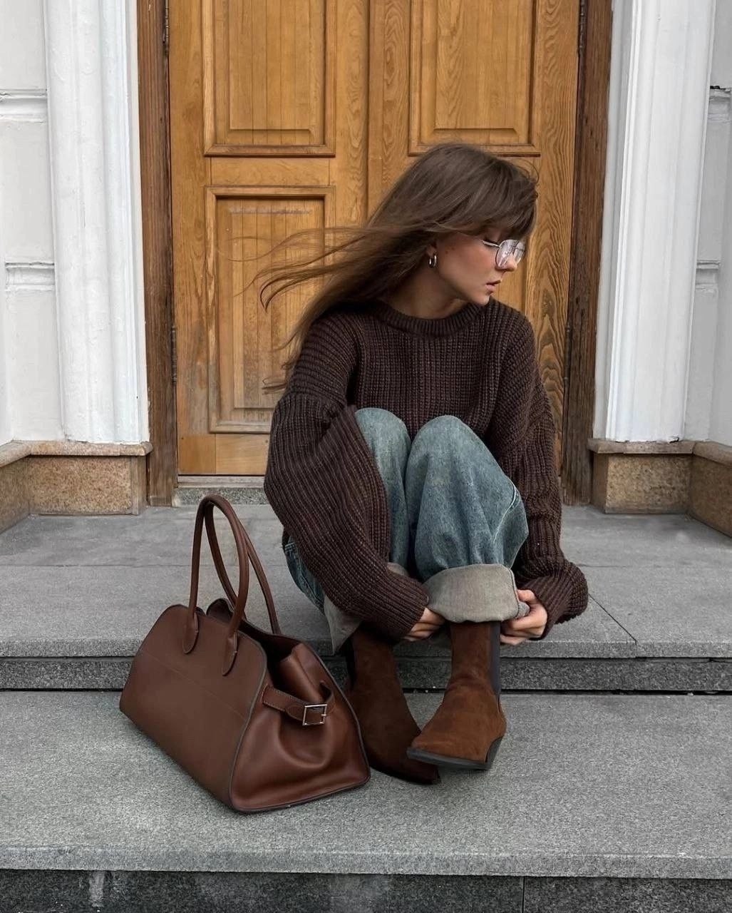 женский свитер оверсайз,свитеры модные,модные образы,объемный свитер,коричневый свитер
