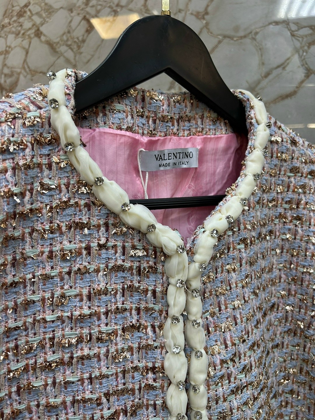 женский твидовый костюм,твидовый костюм с юбкой,твидовые костюмы,твидовый костюм зара розовый,жакет шанель жаклин