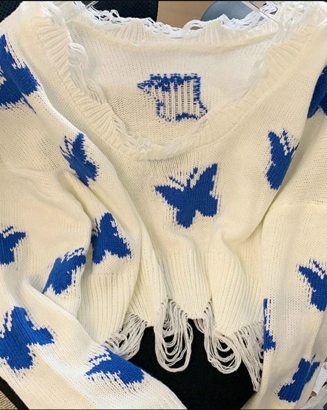 свитер с дырками,шикарные женские свитера zoki с дырками,свитер с бабочками,свитеры модные,вязаный свитер с принтом