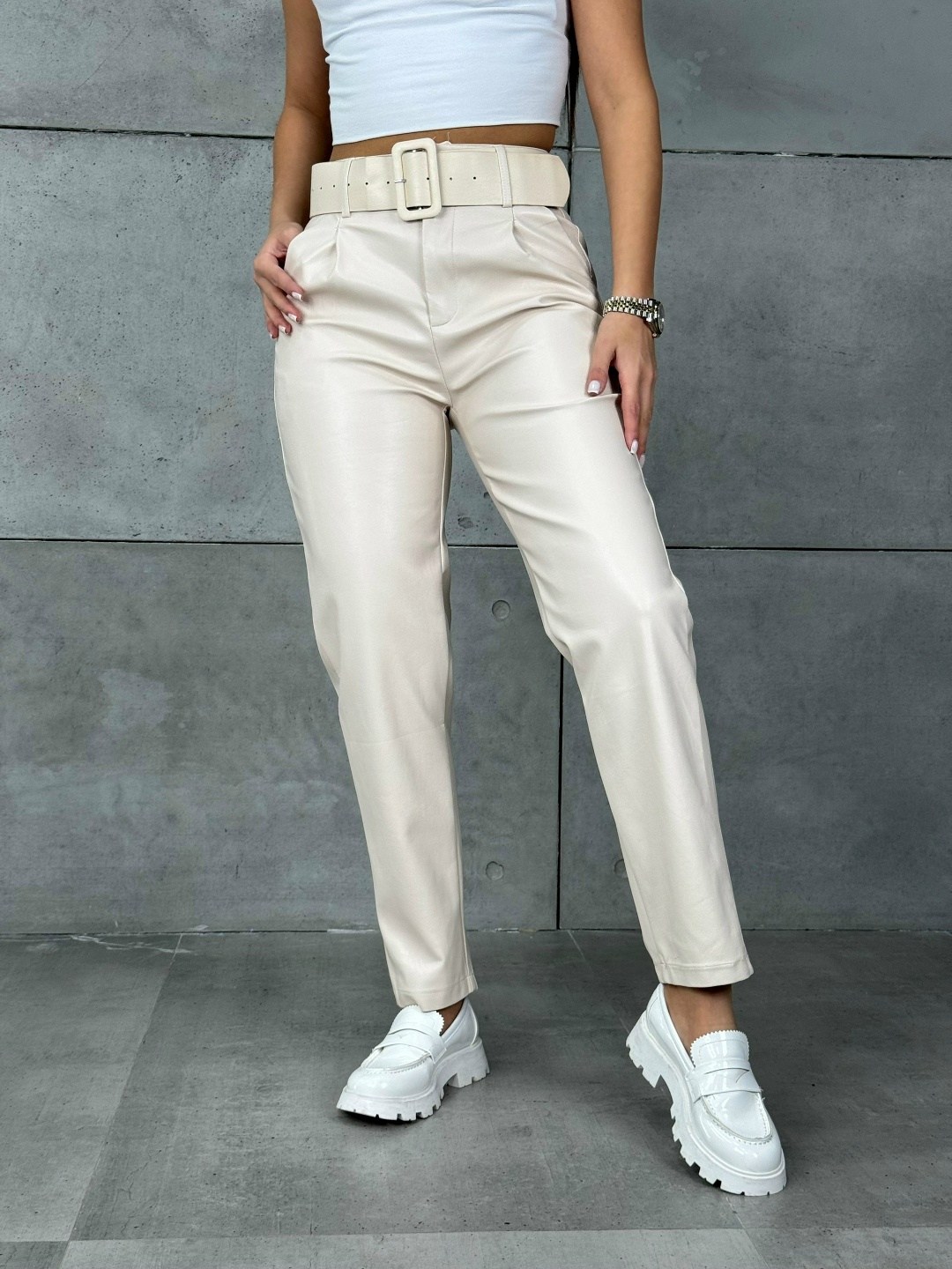 бежевые брюки из экокожи,брюки из экокожи женские бежевые,брюки из экокожи женские,брюки кожаные женские,укороченные брюки из экокожи