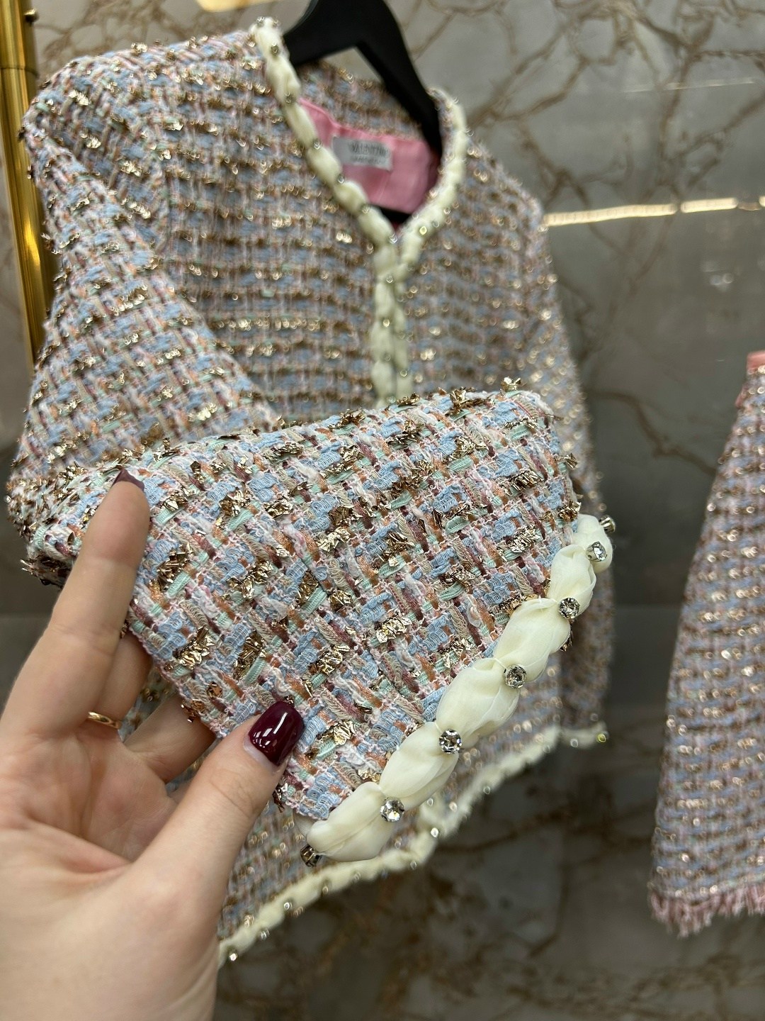 женский твидовый костюм,твидовый костюм с юбкой,твидовые костюмы,твидовый костюм зара розовый,жакет шанель жаклин