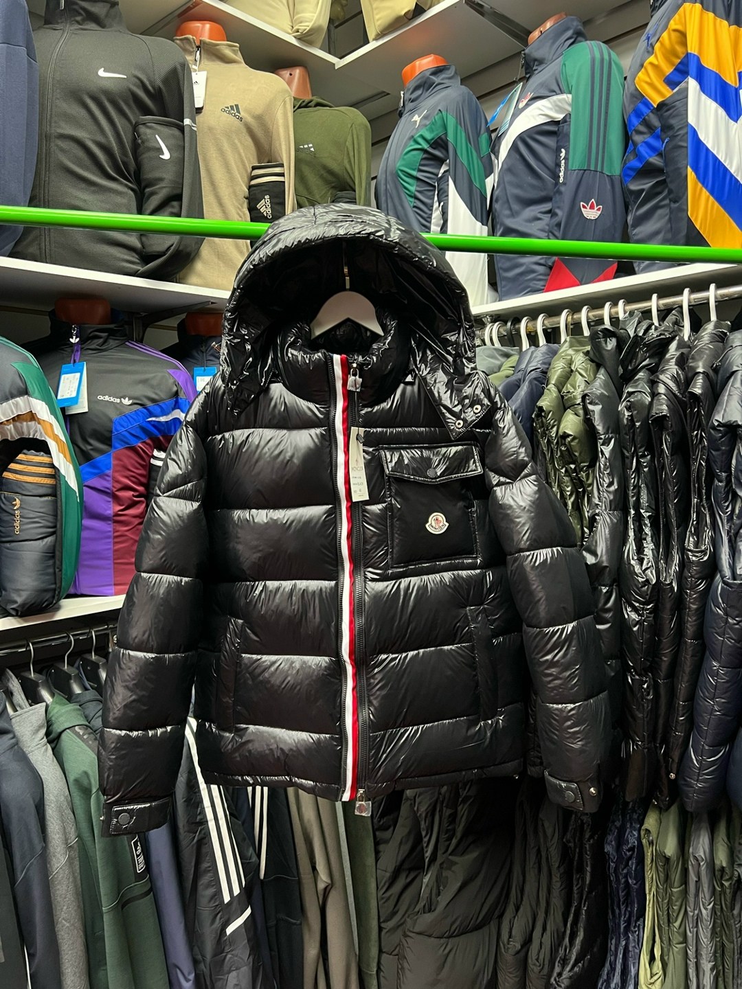 пуховик moncler мужской,moncler montbeliard,глянцевый пуховик монклер,куртка moncler зимняя,moncler пуховик