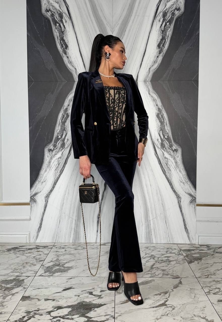 модели брючных костюмов из велюра для женщин,бархатный костюм женский,бархатный костюм,бархатный брючный костюм,костюм из бархата женский